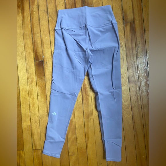 Alo 7/8 high waisted airbrush lavender smoke leggings size M - Picture 3 of 3